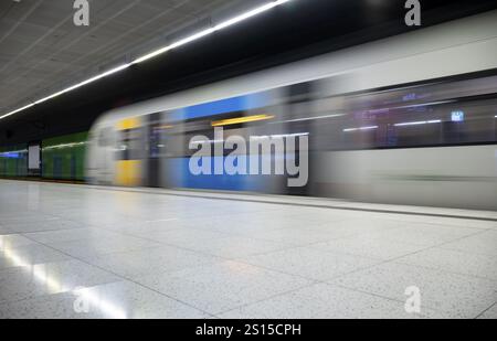 Ingresso sotterraneo S-Bahn, treno, Generation 2024, piattaforma, fermata, stazione centrale, trasporti pubblici, effetto movimento, Stoccarda, Baden-Wuerttemberg, germe Foto Stock