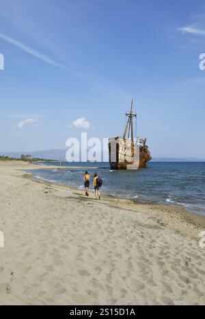 Naufragio, montagne russe incagliate Dimitrios, spiaggia di Valtaki, Golfo del Laconio, Laconia, Peloponneso, Grecia, Europa Foto Stock