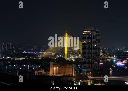 Bangkok, Thailandia. 31 dicembre 2024. BANGKOK, THAILANDIA 31 dicembre 2024 - Una vista delle luci di Bangkok durante la notte di Capodanno 2024. (Foto di Teera Noisakran/Sipa USA) credito: SIPA USA/Alamy Live News Foto Stock