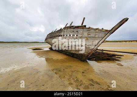 Naufragio in legno Eddie's Boat su spiaggia sabbiosa, bassa marea, banco di sabbia, Bunbeg, spiaggia di Magheraclogher, Gweedore, Donegal, Irlanda, Europa Foto Stock