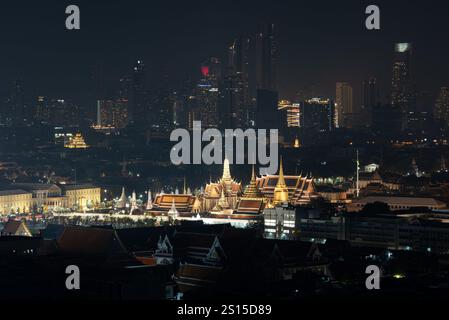 Bangkok, Thailandia. 31 dicembre 2024. BANGKOK, THAILANDIA 31 dicembre 2024 - Una vista delle luci di Bangkok durante la notte di Capodanno 2024. (Foto di Teera Noisakran/Sipa USA) credito: SIPA USA/Alamy Live News Foto Stock