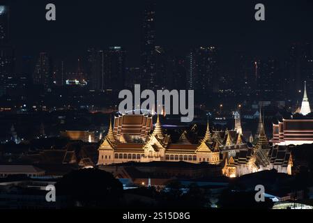 Bangkok, Thailandia. 31 dicembre 2024. BANGKOK, THAILANDIA 31 dicembre 2024 - Una vista delle luci di Bangkok durante la notte di Capodanno 2024. (Foto di Teera Noisakran/Sipa USA) credito: SIPA USA/Alamy Live News Foto Stock