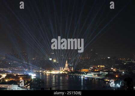 Bangkok, Thailandia. 31 dicembre 2024. BANGKOK, THAILANDIA 31 dicembre 2024 - Una vista delle luci di Bangkok durante la notte di Capodanno 2024. (Foto di Teera Noisakran/Sipa USA) credito: SIPA USA/Alamy Live News Foto Stock