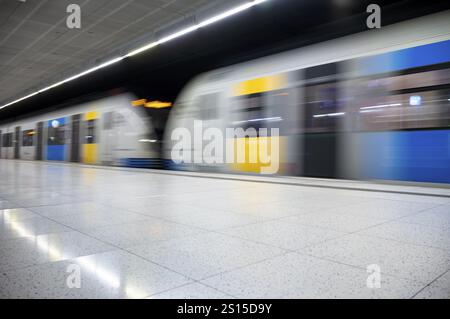 Ingresso sotterraneo S-Bahn, treno, Generation 2024, piattaforma, fermata, stazione centrale, trasporti pubblici, effetto movimento, Stoccarda, Baden-Wuerttemberg, germe Foto Stock