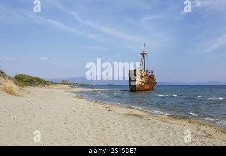 Naufragio, montagne russe incagliate Dimitrios, spiaggia di Valtaki, Golfo del Laconio, Laconia, Peloponneso, Grecia, Europa Foto Stock