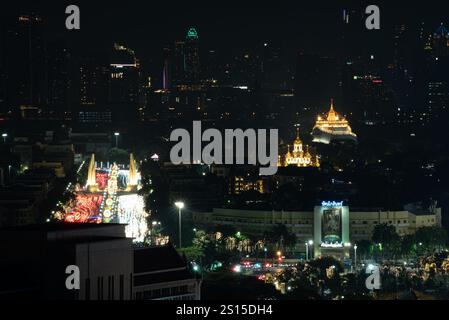 BANGKOK, THAILANDIA 31 dicembre 2024 - Una vista delle luci di Bangkok durante la notte di Capodanno 2024. (Foto di Teera Noisakran/Sipa USA) Foto Stock