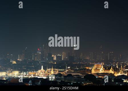 BANGKOK, THAILANDIA 31 dicembre 2024 - Una vista delle luci di Bangkok durante la notte di Capodanno 2024. (Foto di Teera Noisakran/Sipa USA) Foto Stock