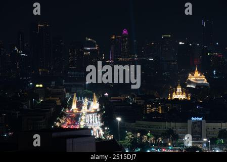 BANGKOK, THAILANDIA 31 dicembre 2024 - Una vista delle luci di Bangkok durante la notte di Capodanno 2024. (Foto di Teera Noisakran/Sipa USA) Foto Stock