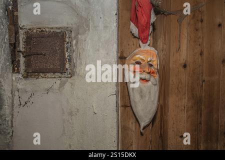 Impressioni dalla cucina in una casa colonica vecchia di 300 anni che è stata disabitata per decenni e da allora è stata demolita, Kriens, luce Foto Stock