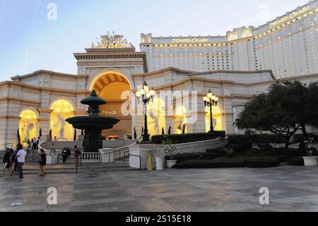 Las Vegas, Nevada, Stati Uniti, Nord America, Monte Carlo Hotel e Casino a Las Vegas al tramonto, impressionante vecchia architettura e luci, Las Vegas Strip, Nor Foto Stock