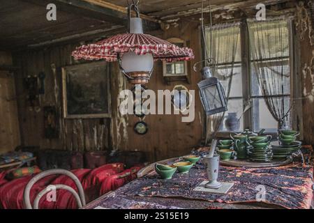 Impressioni dal salotto, dal salotto in un luogo perduto, una fattoria di circa 300 anni, disabitata da decenni e da allora diventata dem Foto Stock