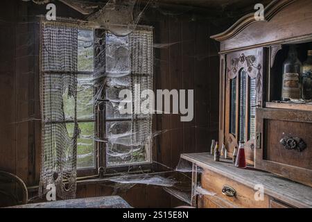 Impressioni dal salotto, dal salotto in un luogo perduto, una fattoria di circa 300 anni, disabitata da decenni e da allora diventata dem Foto Stock