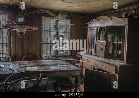 Impressioni dal salotto, dal salotto in un luogo perduto, una fattoria di circa 300 anni, disabitata da decenni e da allora diventata dem Foto Stock