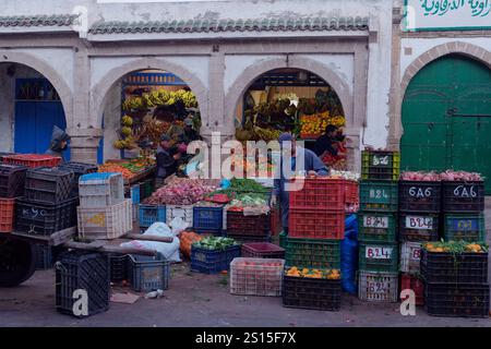 Venditori con casse di prodotti al mercato di Medina una mattina nella città di Essaouira, 31 dicembre 2024 Foto Stock