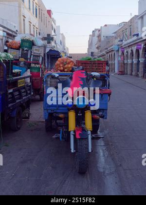 Biciclette a motore che trasportano carretti di prodotti nel mercato della Medina al mattino. Essaouira, 31 dicembre 2024 Foto Stock