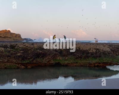 Fisherman on the Rocks as Wave crash in, nella città di Essaouira, 31 dicembre 2024 Foto Stock