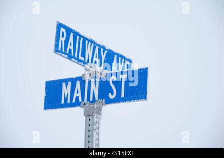 Railway Ave e Main Street segnalano una giornata invernale ghiacciata nella campagna del Canada. Foto Stock
