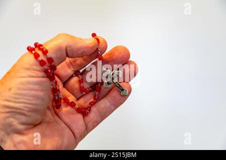 Foto creativa di un rosario cattolico con ​​beads rosso rubino Foto Stock