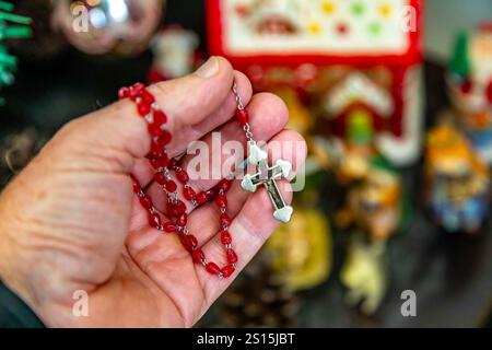 Foto creativa di un rosario cattolico con ​​beads rosso rubino Foto Stock