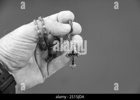 Foto creativa di un rosario cattolico con ​​beads rosso rubino Foto Stock