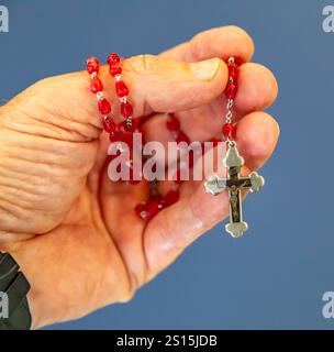 Foto creativa di un rosario cattolico con ​​beads rosso rubino Foto Stock