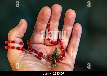 Foto creativa di un rosario cattolico con ​​beads rosso rubino Foto Stock