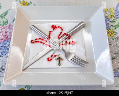 Foto creativa di un rosario cattolico con ​​beads rosso rubino Foto Stock