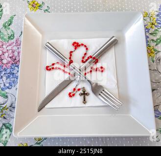 Foto creativa di un rosario cattolico con ​​beads rosso rubino Foto Stock