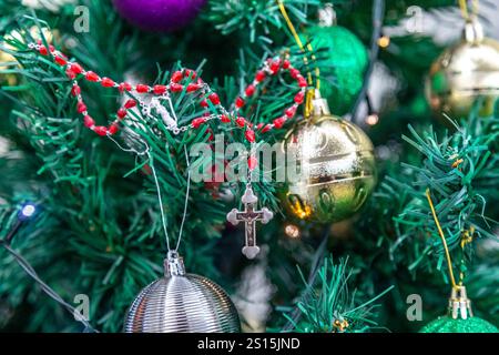 Foto creativa di un rosario cattolico con ​​beads rosso rubino Foto Stock