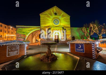 Assisi, Umbria, Italia. Chiesa di Santa chiara. Video mappatura con il Cantico delle creature di San Francesco, in particolare Sole fratello Foto Stock