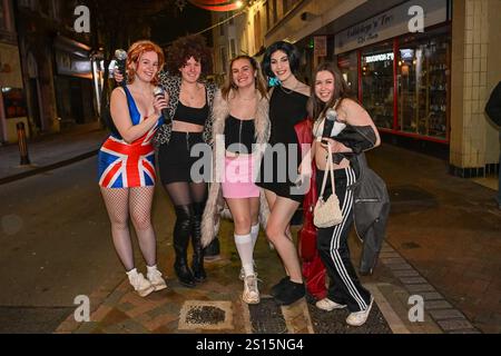 Weymouth, Dorset, Regno Unito. 31 dicembre 2024. I festeggiatori della vigilia di Capodanno che indossano le Spice Girls si vestono in città a Weymouth nel Dorset per le celebrazioni del nuovo anno. Crediti fotografici: Graham Hunt/Alamy Live News Foto Stock