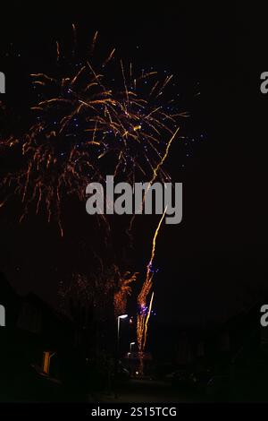 Incredibile spettacolo pirotecnico durante le celebrazioni del capodanno 2025, catturato con dettagli vividi. Una vibrante esplosione di luce Foto Stock