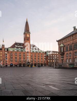 Il municipio di Copenaghen e lo Scandic Palace Hotel si affacciano su un cielo grigio, Danimarca, 12 dicembre 2024 Foto Stock