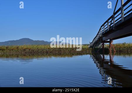 Fiume Magog Cherry con monte Orford sullo sfondo. Ponte pedonale sopra l'area del fiume Cherry Magog. Lago, montagna e ponte d'acqua dolce Foto Stock