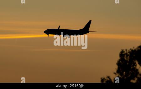 Foto datata 18/06/19 di un'immagine generica di un aereo che atterra all'aeroporto John Lennon di Liverpool mentre il sole tramonta su Liverpool, Merseyside. La maggior parte delle persone ha in programma di trascorrere la sua vacanza principale a giugno di quest'anno, preferibilmente per 10 giorni, secondo le nuove ricerche della catena alberghiera Travelodge. Data di pubblicazione: Mercoledì 1 gennaio 2025. Foto Stock