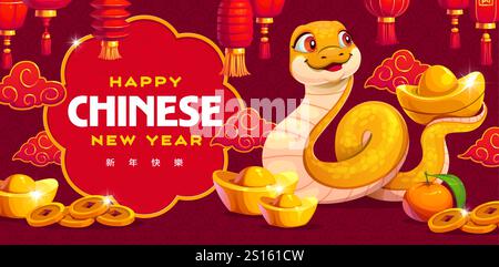Serpente giallo cartoni animati con sychee dorato, striscione lunare cinese per le vacanze di Capodanno con lanterne rosse. Auguri vettoriali per il cny 2025 con simpatico e allegro rettile circondato da lingotti d'oro e monete Illustrazione Vettoriale