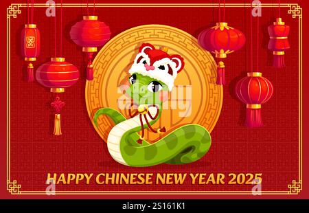 Divertente serpente con lanterne rosse cinesi, biglietto di auguri lunare per le festività di Capodanno incarna celebrazione, prosperità e tradizione asiatica. Striscione Vector con serpente cartoni animati verde in un cappello da ballo leone Illustrazione Vettoriale