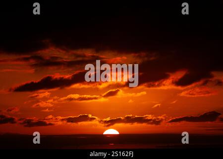 Melbourne, Australia. 1 gennaio 2025. La prima alba del 2025 proietta calde sfumature dorate su Werribee South Beach, simboleggiando nuovi inizi. La prima alba del 2025 proietta un caldo bagliore su Werribee South Beach, simboleggiando la speranza e i nuovi inizi mentre i primi alpinisti si riuniscono per dare il benvenuto al nuovo anno. (Foto di Ye Myo Khant/SOPA Images/Sipa USA) credito: SIPA USA/Alamy Live News Foto Stock