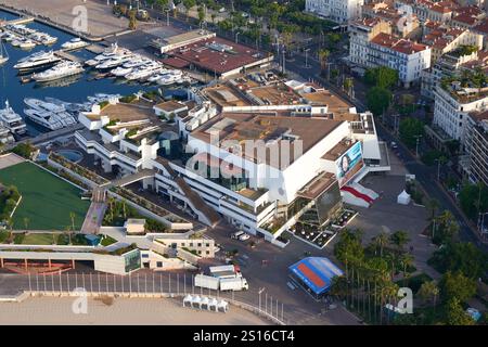 VISTA AEREA. Palazzo dei Festival e delle conferenze (sede del Festival di Cannes) e il Porto Vecchio. Cannes, Costa Azzurra, Francia. Foto Stock