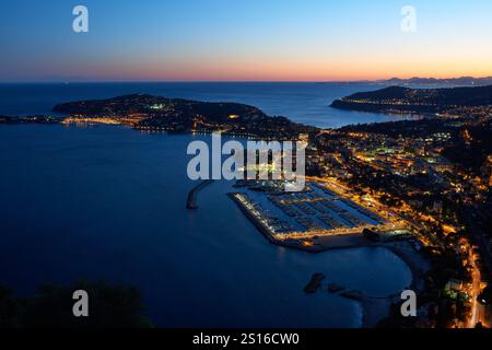 Foto al crepuscolo di Beaulieu-sur-Mer e Saint-Jean-Cap-Ferrat. Costa Azzurra, Francia. Foto Stock