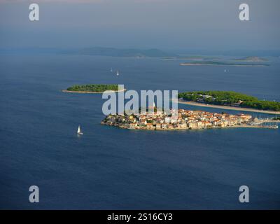 Città medievale costruita su una pittoresca penisola sulla costa del mare Adriatico. Primošten, contea di Šibenik-Knin, Dalmazia, Croazia. Foto Stock