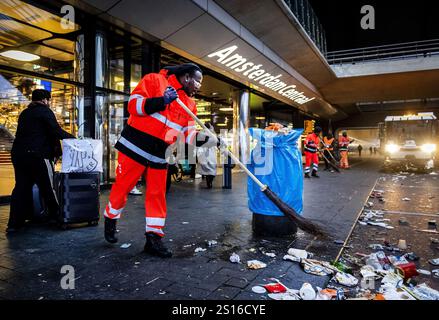 Amsterdam, Paesi Bassi. 1 gennaio 2025. AMSTERDAM - spazzatura da Capodanno alla stazione centrale di Amsterdam. Il personale addetto alle pulizie ha deciso di ripulire i resti della vigilia di Capodanno. ANP RAMON VAN FLYMEN netherlands Out - belgio Out crediti: ANP/Alamy Live News Foto Stock