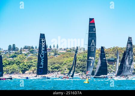 Maxi Yachts Master Lock Comanche e Law Connect si scontrano con altre imbarcazioni per le posizioni prima dell'inizio della gara di yacht 2024 da Sydney a Hobart Foto Stock