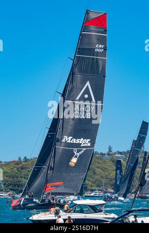 Maxi yacht da 100 piedi, Master Lock Comanche che si muove per aria pulita e posizione di sondaggio prima dell'inizio della corsa di yacht da Sydney a Hobart 2024 Foto Stock