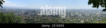 Vista panoramica della città di Almaty dalla cima del monte Kok Tobe, Kazakistan Foto Stock