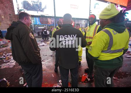 New York, Stati Uniti. 31 dicembre 2024. I lavoratori del Dipartimento di Sanitation (DSNY) della città di New York hanno un breve rapporto a Times Square. Dopo la tradizionale celebrazione del conto alla rovescia e l'iconica caduta della palla a Times Square, le conseguenze rivelano una scena disseminata di resti di coriandoli e detriti scartati. Subito dopo la rivelazione, il Dipartimento di Sanità (DSNY) della città di New York mobilita un team dedicato di addetti alla pulizia per affrontare rapidamente il compito colossale di riportare Times Square al suo stato incontaminato. (Foto di Michael ho Wai Lee/SOPA Images/Sipa USA) credito: SIPA USA/Alamy Live News Foto Stock