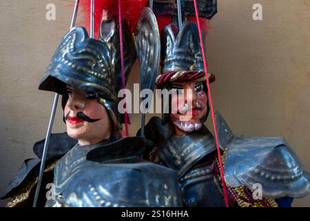 Catania, Italia - 24 novembre 2024: Primo piano dei pupi siciliani tradizionali, raffiguranti il leggendario teatro dei burattini dell'isola Foto Stock