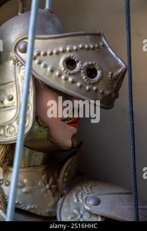 Catania, Italia - 24 novembre 2024: Primo piano dei pupi siciliani tradizionali, raffiguranti il leggendario teatro dei burattini dell'isola Foto Stock