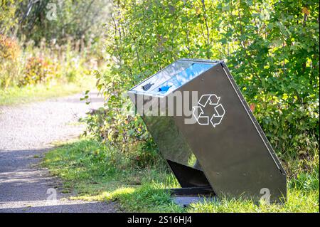 Cestino marrone con coperchio blu. Bin aiuta a promuovere il riciclaggio e a mantenere pulito l'ambiente Foto Stock