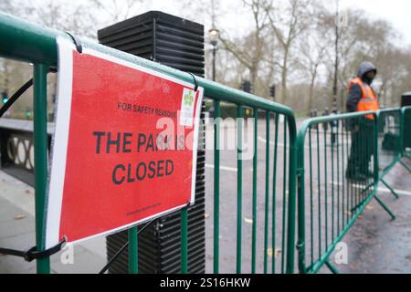 Il St James's Park nel centro di Londra è chiuso, poiché in alcune parti del Regno Unito sono in vigore avvisi di vento, pioggia e neve, con la minaccia di inondazioni e interruzioni del viaggio di Capodanno. Gran parte dell'Inghilterra e del Galles saranno colpite da forti venti fino alle 15:00 di mercoledì, mentre nel nord-ovest dell'Inghilterra e del Galles si prevede di vedere forti piogge per gran parte della mattinata. Data foto: Mercoledì 1 gennaio 2025. Foto Stock